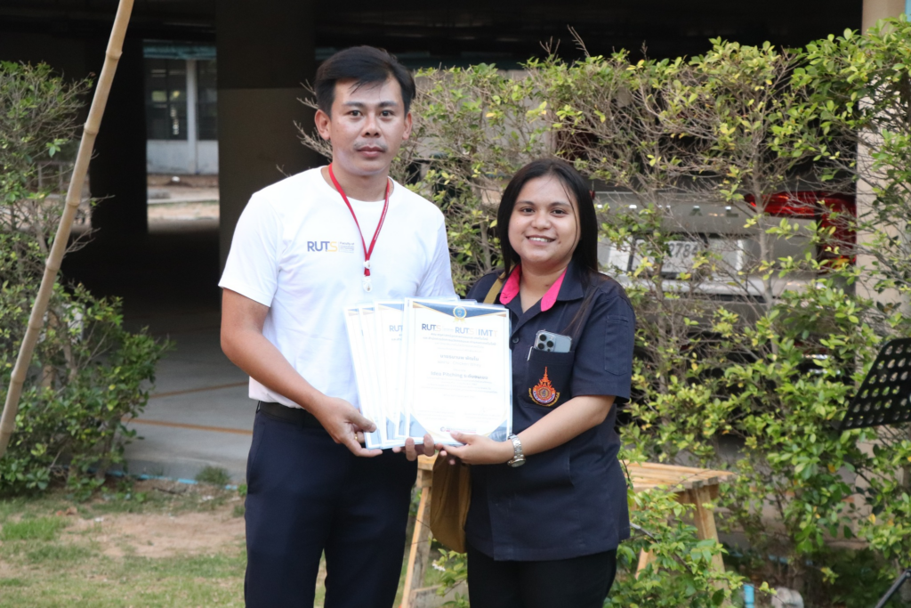 หัวหน้าสำนักงานมอบเกียรติบัตร